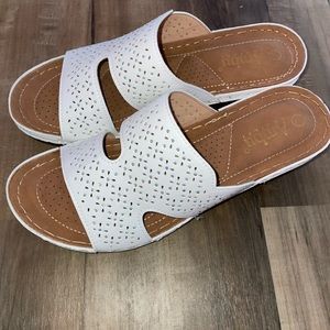 New without tag platform sandals